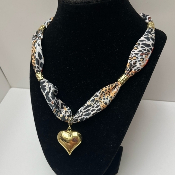🔹️ Gemelli 🔹️beautiful Adjustable Satin Scarf Necklace with Heart Pendant - Picture 3 of 6